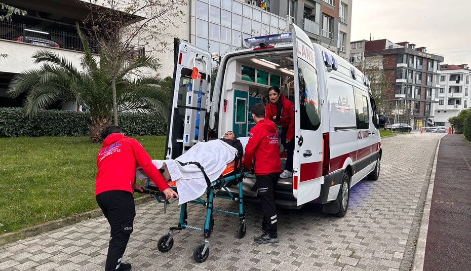 Kritik durumlarda mutlaka bir hekimin eşlik ettiği doktorlu ambulans hizmetine ihtiyaç duyulur. 